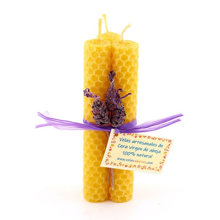 Atadillo de tres velas de cera natural, decorado con flores de lavanda.