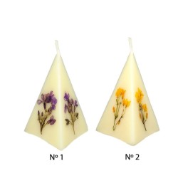 Pirámide pequeña decorada con flores naturales