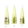 Vela cono decorada con flor natural