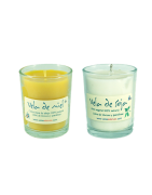 Velas de cera natural en vaso de cristal.