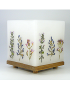 Fanales de cera decorados con flores naturales.